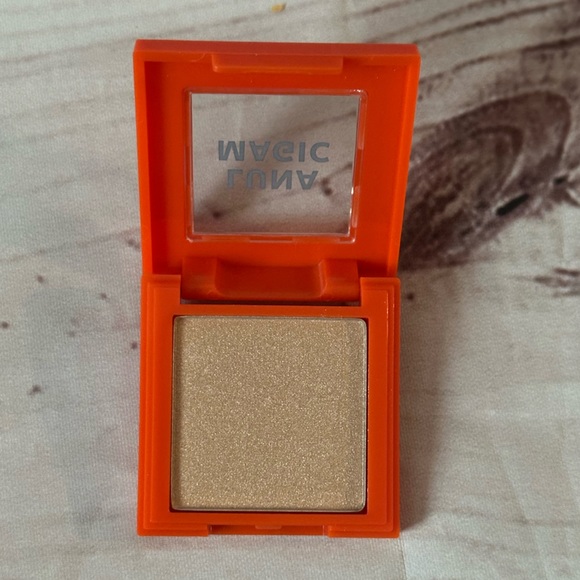 Luna Magic Powder Highlighter Tulum .11oz - Picture 5 of 7